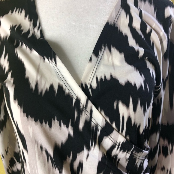 New Woman’s Jennifer Lopez V Necked Top! NWOT!! - Picture 5 of 11